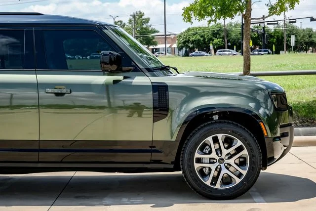 New 2026 Woolstone Green Land Rover X-Dynamic SE image 9