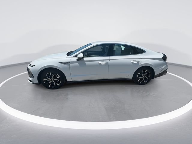 Used 2024 White Hyundai SEL image 5