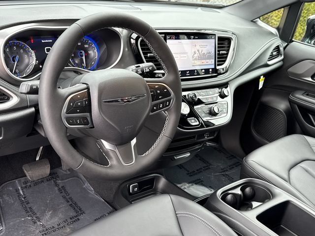 New 2026 Diamond Black Crystal Pearl-Coat Exterior Paint Chrysler Select image 17