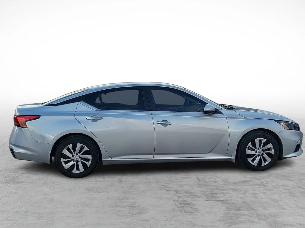 Used 2022 Silver Nissan 2.5 S image 12