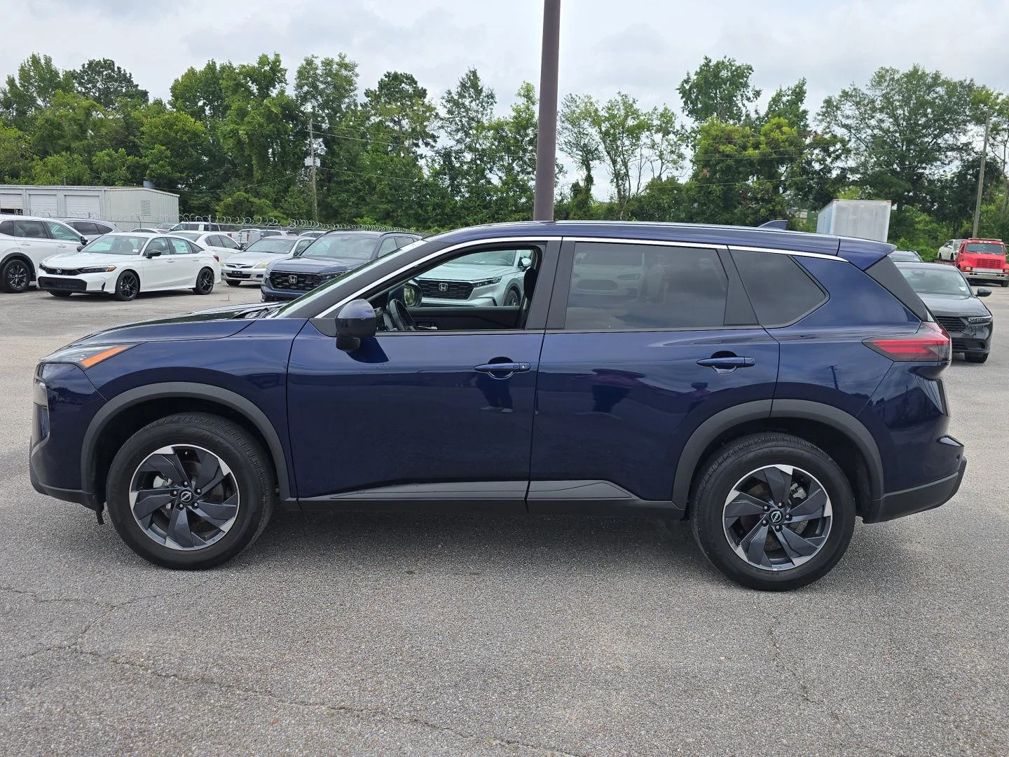 Used 2025 Deep Ocean Blue Pearl Nissan SV image 8