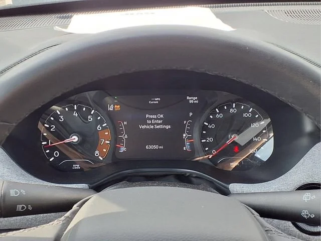 Used 2024  Jeep Latitude image 10