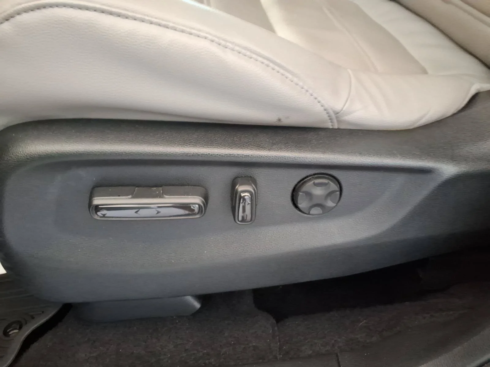 Certified Used 2017 Lunar Silver Metallic Honda EX-L image 21