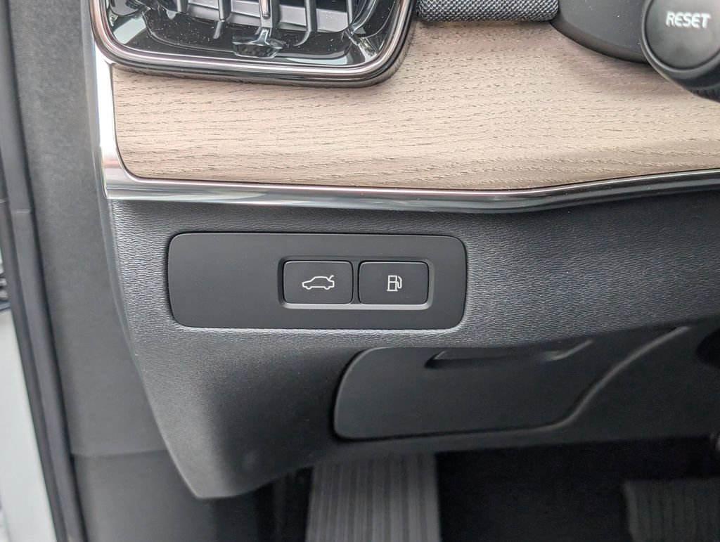2025 Volvo XC90 Plus - Photo 17