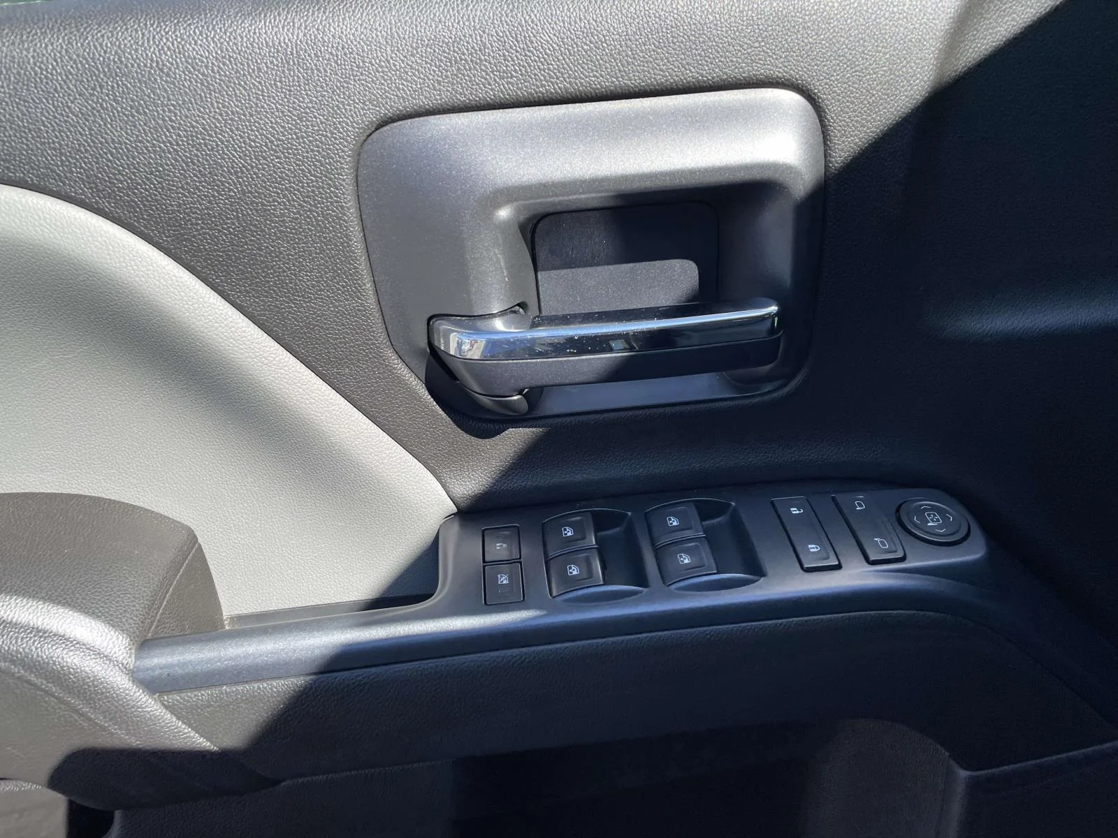 Used 2017 BLACK Chevrolet Custom image 18