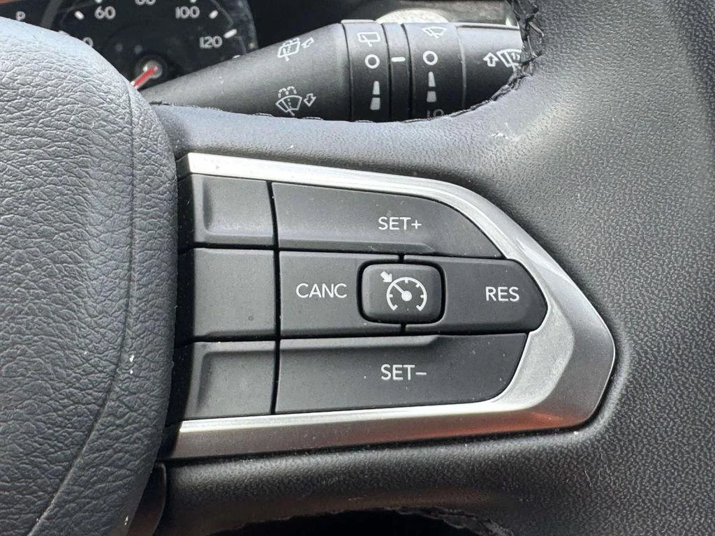 Used 2024 Sting-Gray Clearcoat Jeep Latitude 4x4 image 19