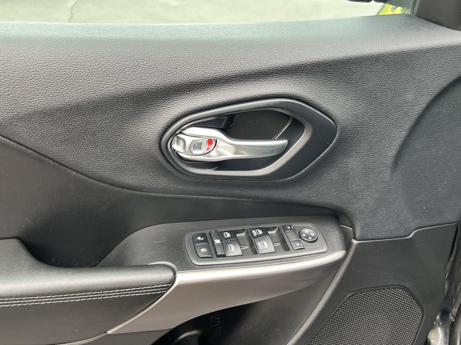 Used 2019 Diamond Black Crystal Pearlcoat Jeep Latitude Plus image 30