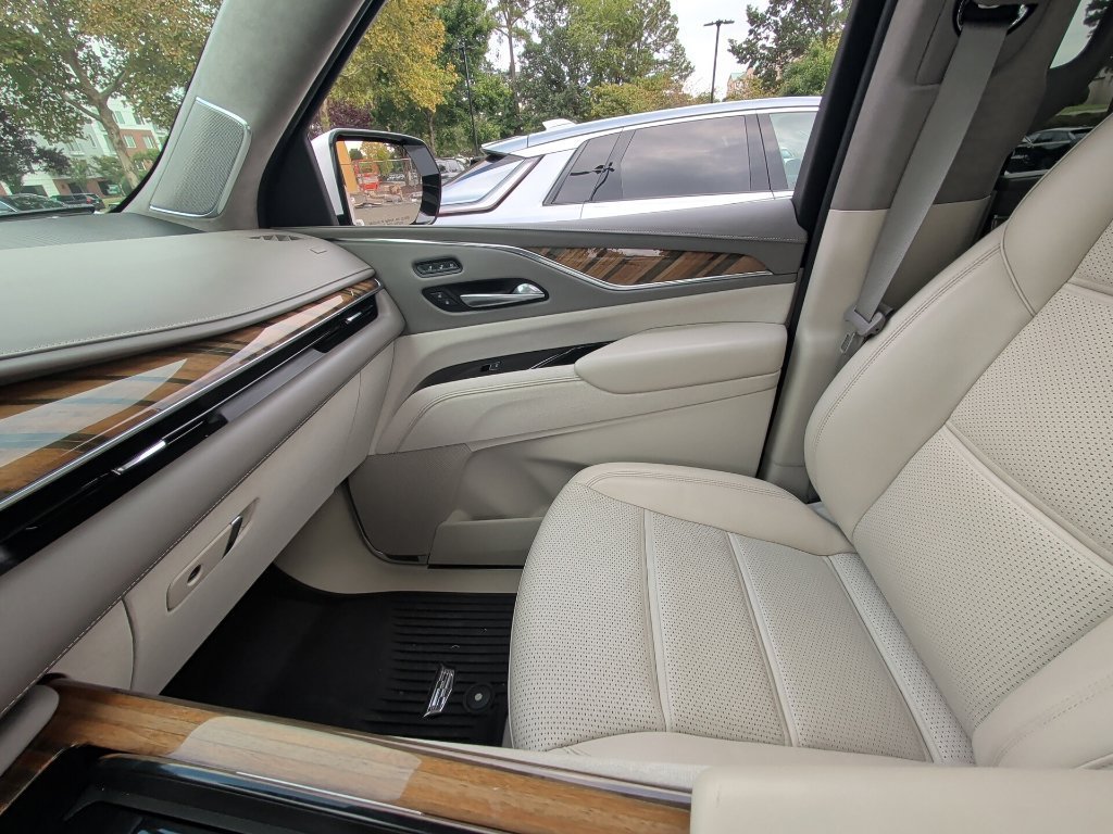 Used 2021 CRYSTAL WHITE TRICOAT Cadillac Sport Platinum image 18
