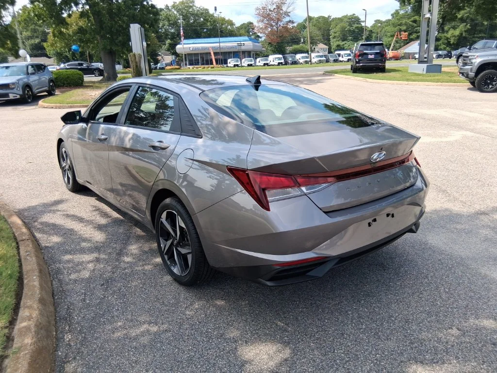 Used 2023 Silver Hyundai SEL image 8