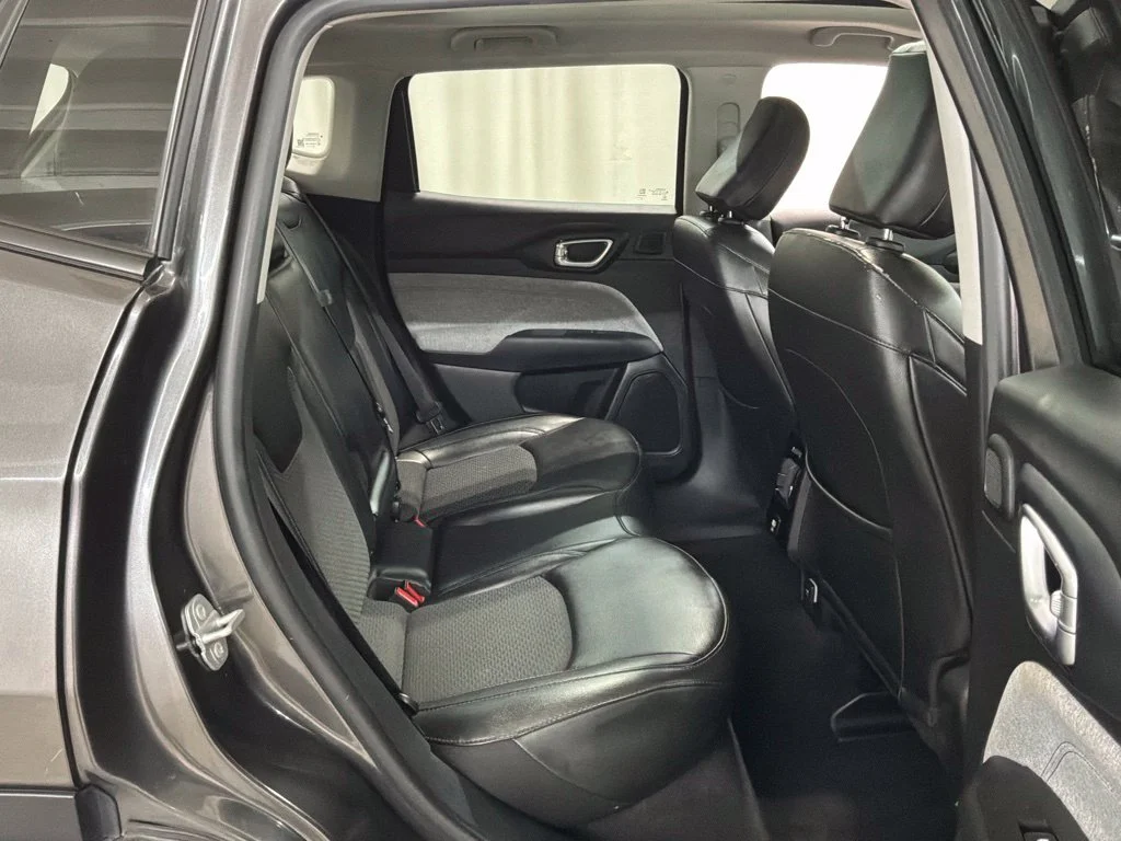 Used 2022 Crystal Metallic Jeep Latitude image 26