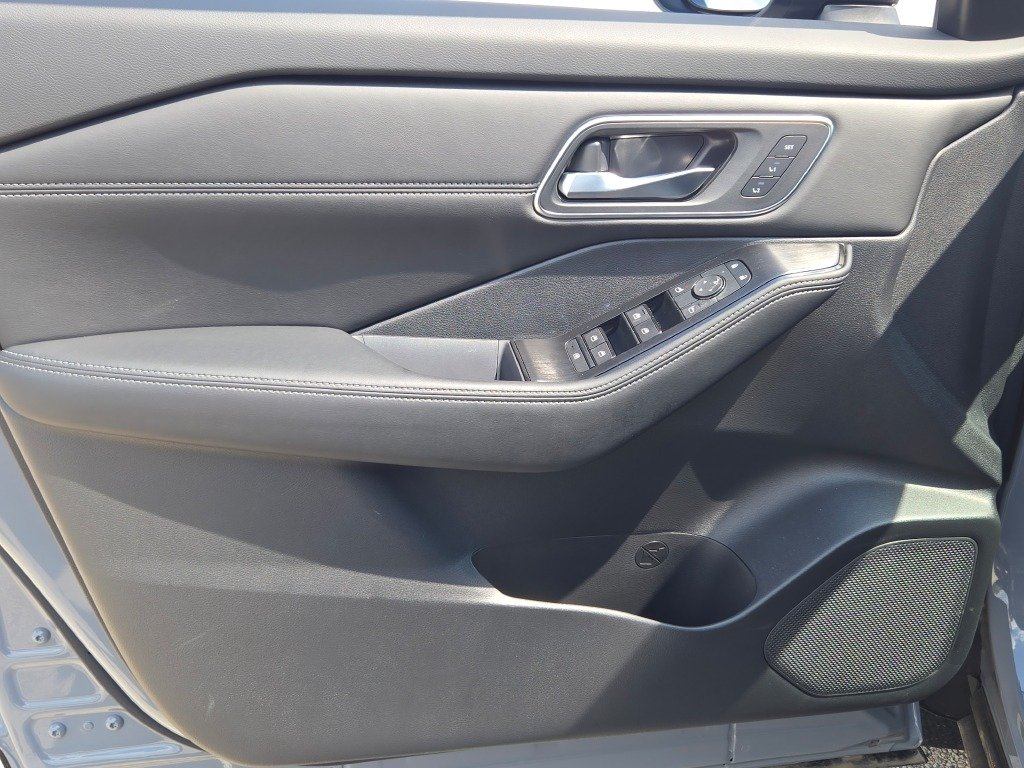 New 2026 Boulder Gray Pearl / Super Black Two-tone Nissan Platinum image 29