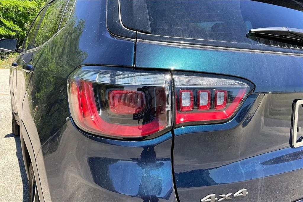 New 2026 Fathom Blue Pearl-Coat Exterior Paint Jeep Latitude image 14