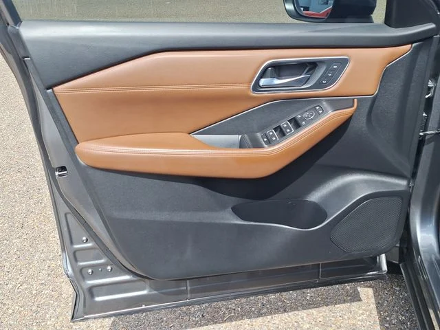 Used 2024 Gray Nissan Platinum image 11