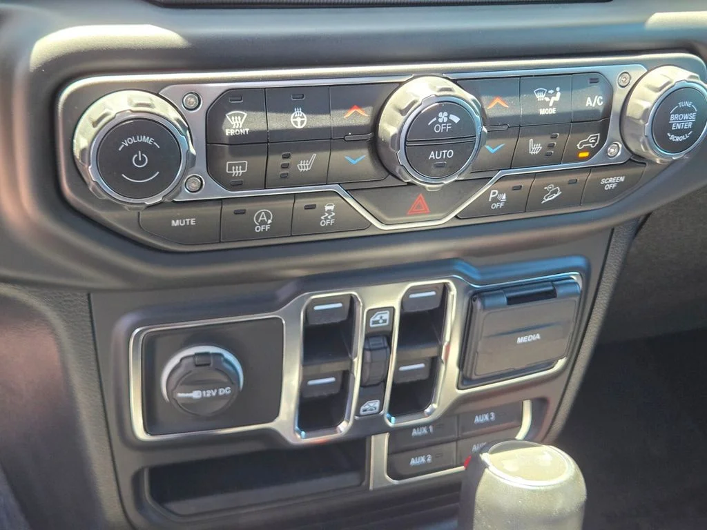 Used 2021  Jeep Unlimited Sahara High Altitude image 19
