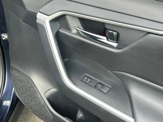 Used 2020  Toyota XLE image 27