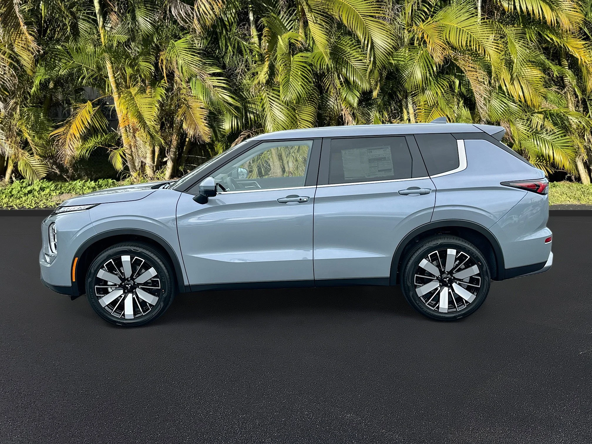 New 2026 Moonstone Gray Metallic Mitsubishi SE image 2