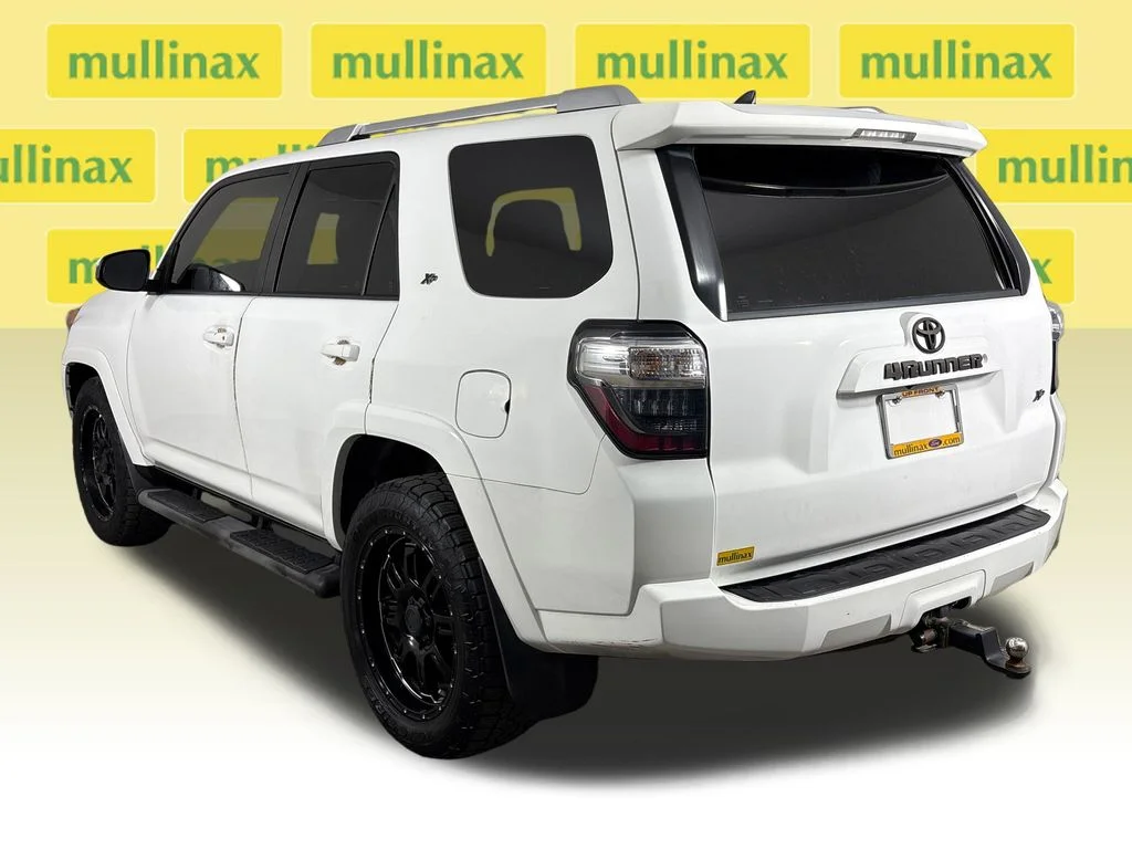 Used 2015 White Toyota SR5 image 11