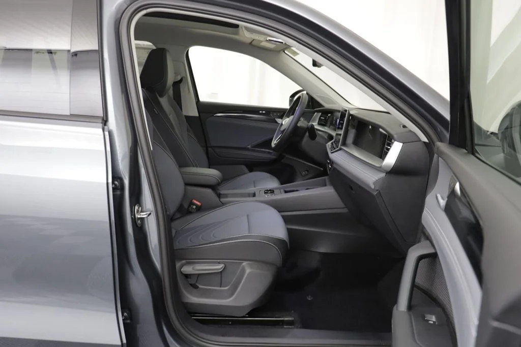 New 2026 Platinum Grey Volkswagen 2.0T SE image 19
