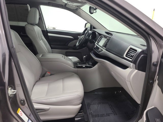 Used 2015 Predawn Gray Mica Toyota XLE image 11