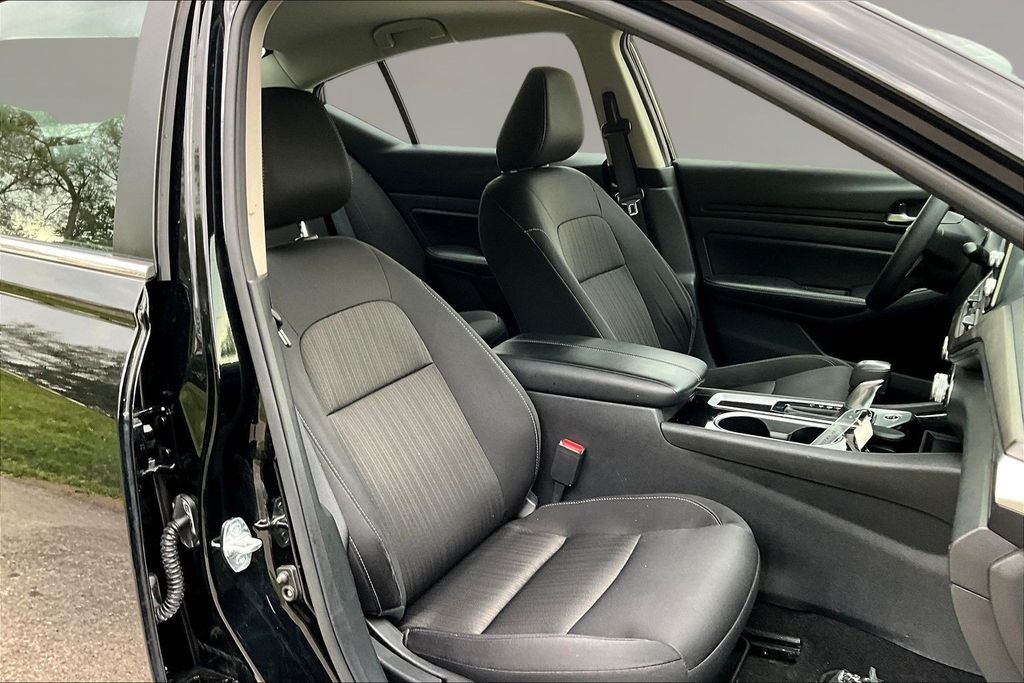 Used 2024 Super Black Clearcoat Nissan 2.5 SV image 25