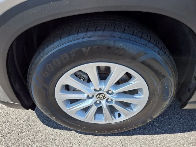 Used 2025 Silver Toyota XLE image 22