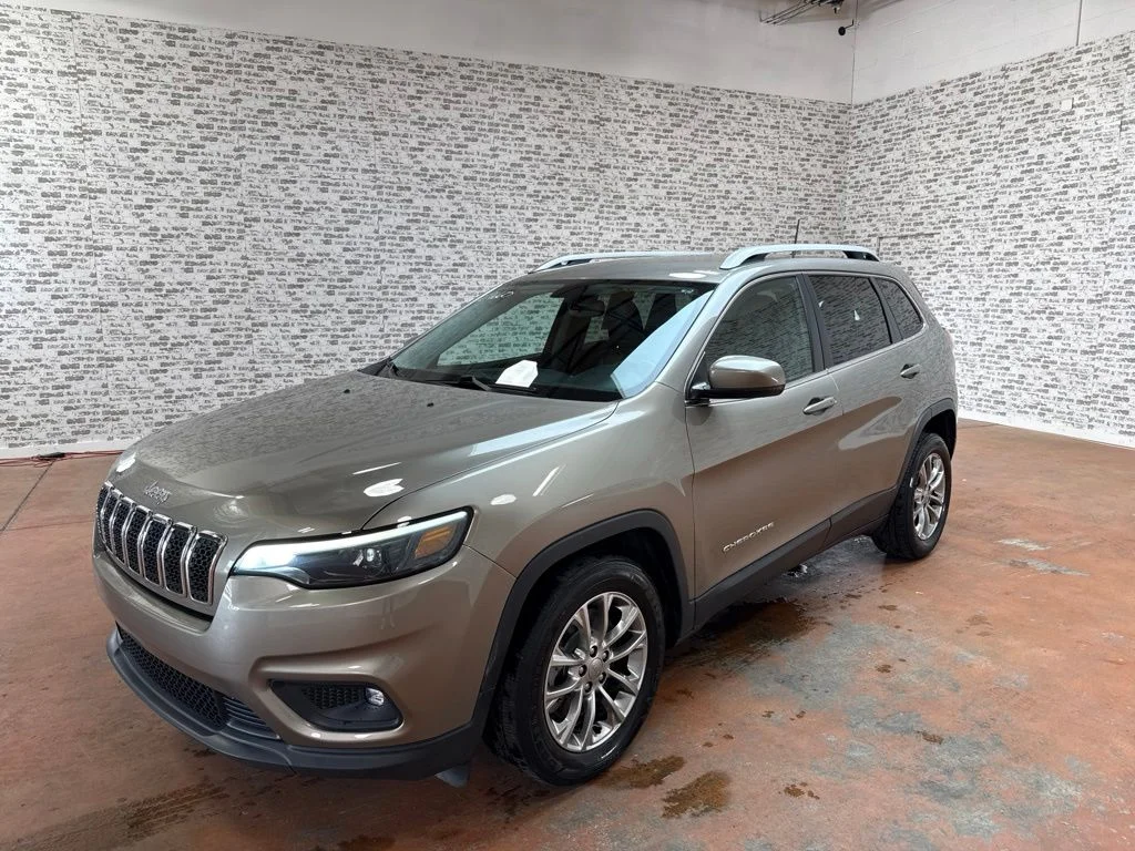 Used 2019 Light Brownstone Pearlcoat Jeep Latitude Plus image 3