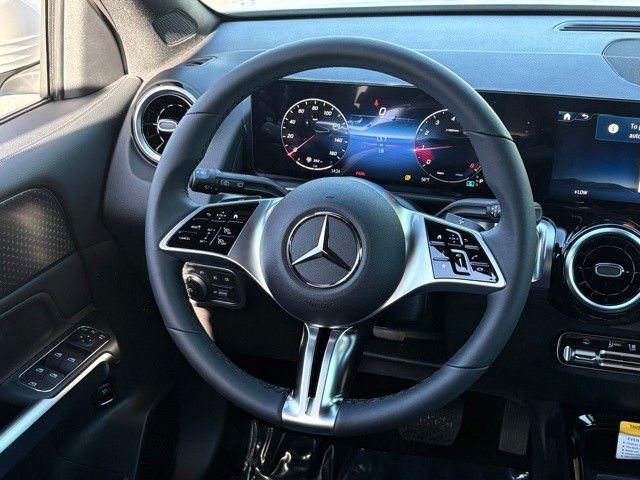 New 2026 Polar White Mercedes-Benz GLB 250 image 22