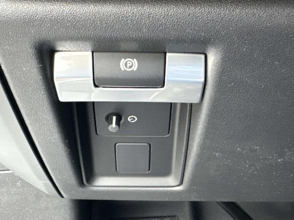 New 2026 Fuji White Land Rover S image 32