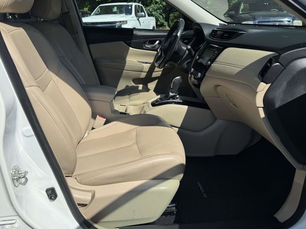Used 2017 White Nissan SL image 16