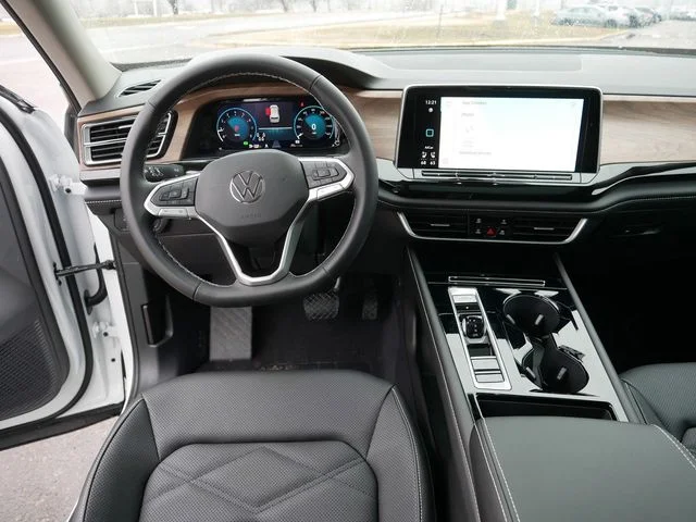 New 2026 White Volkswagen SE w/Technology image 9