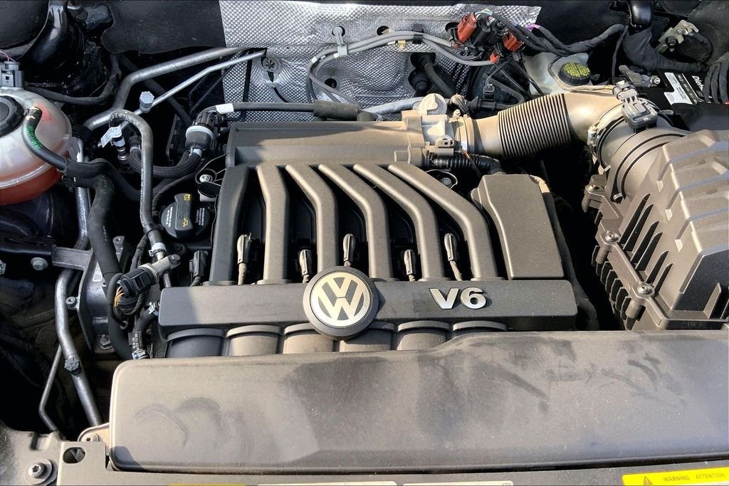 Used 2020 Black Volkswagen 3.6L V6 SE w/Technology image 33