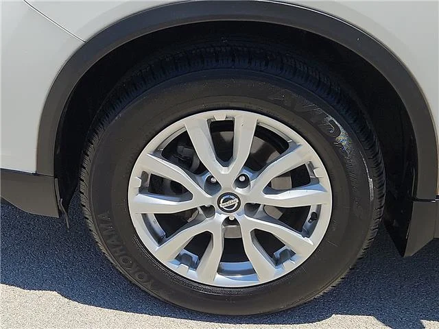 Used 2017 Glacier White Nissan SV Front-wheel Drive image 7