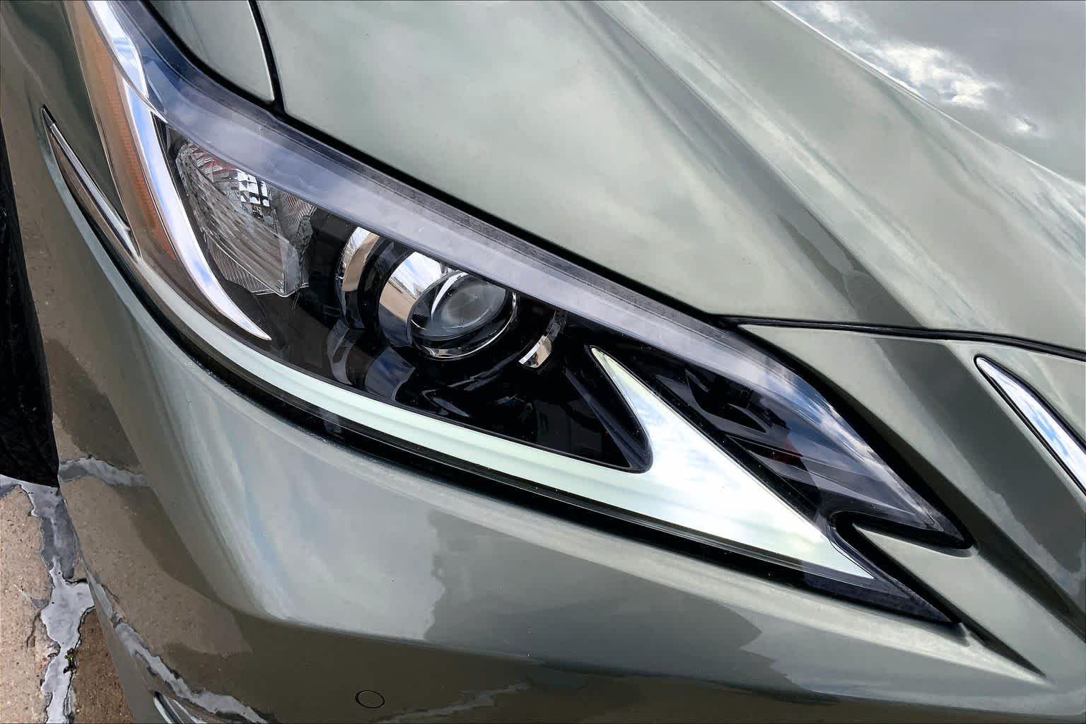 Used 2019 Sunlit Green Lexus  image 27
