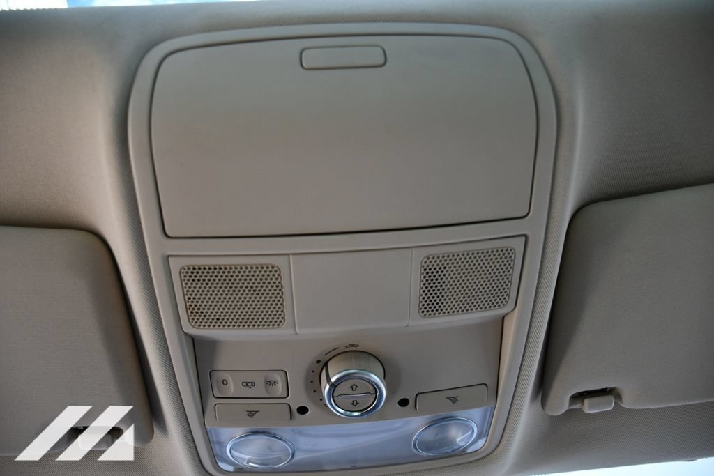 Used 2010  Volkswagen SE image 18