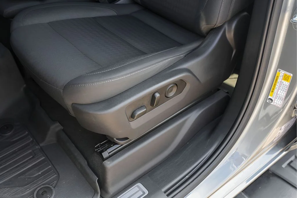 Used 2025 Silver GMC Elevation image 11