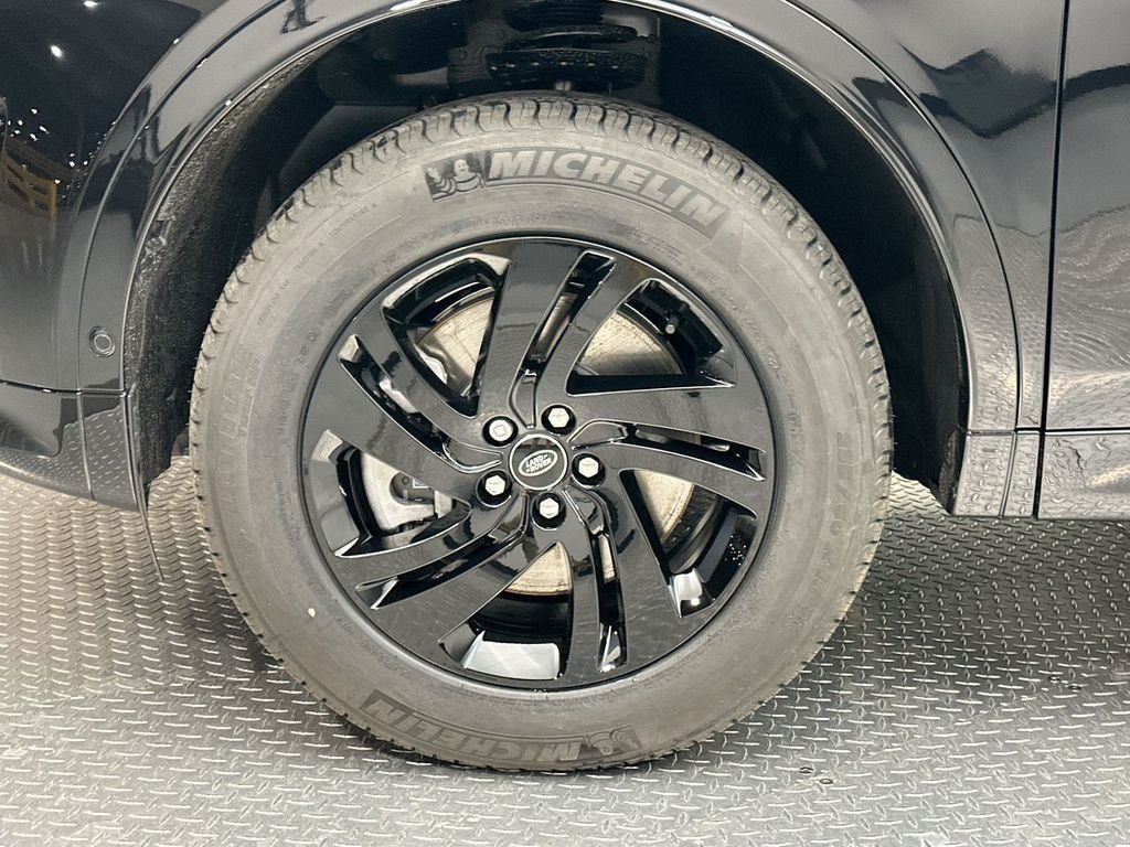 Used 2025 Santorini Black Metallic Land Rover S image 3