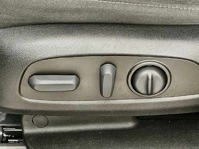 Used 2022 Silver Chevrolet 1LT image 11