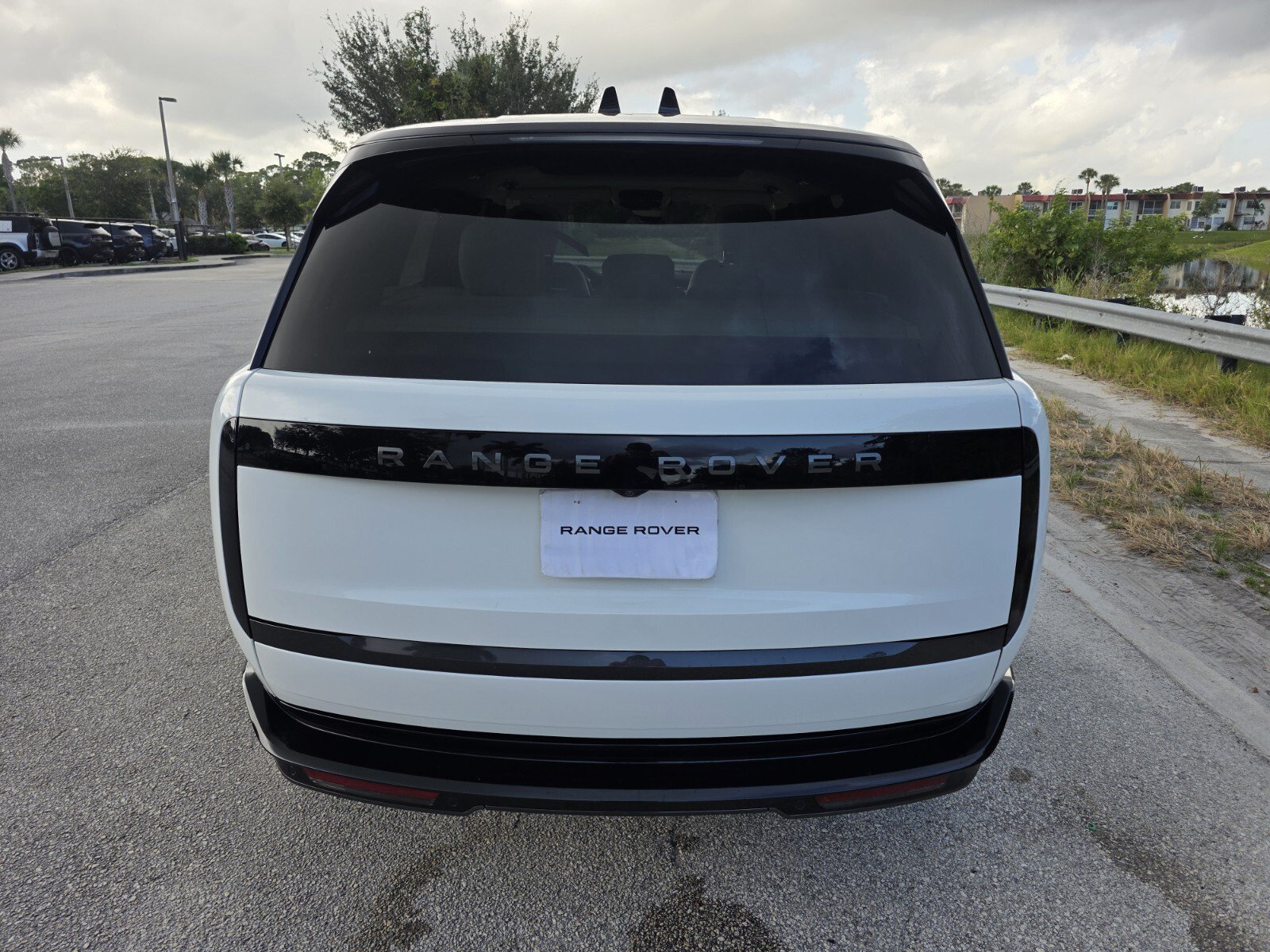 New 2027 Fuji White Land Rover P400 SE image 6