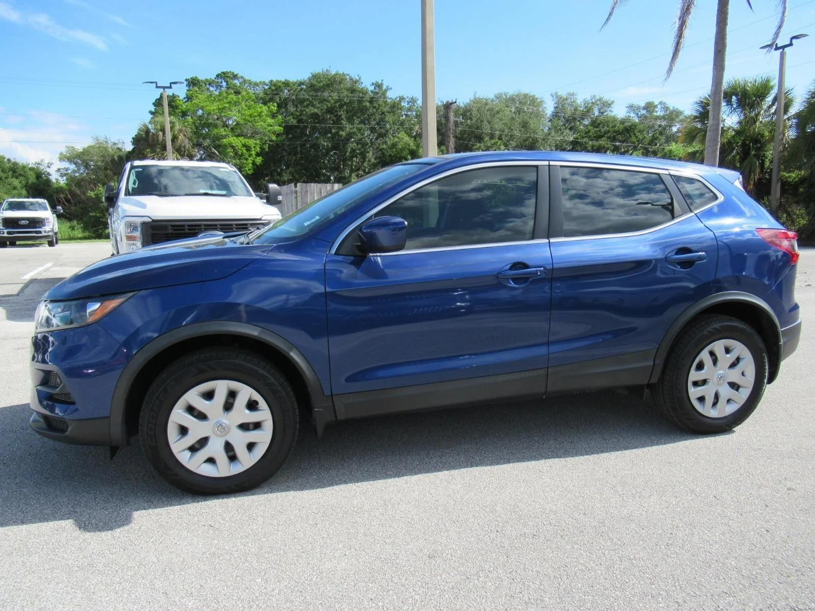 Used 2020 Caspian Blue Nissan S image 4