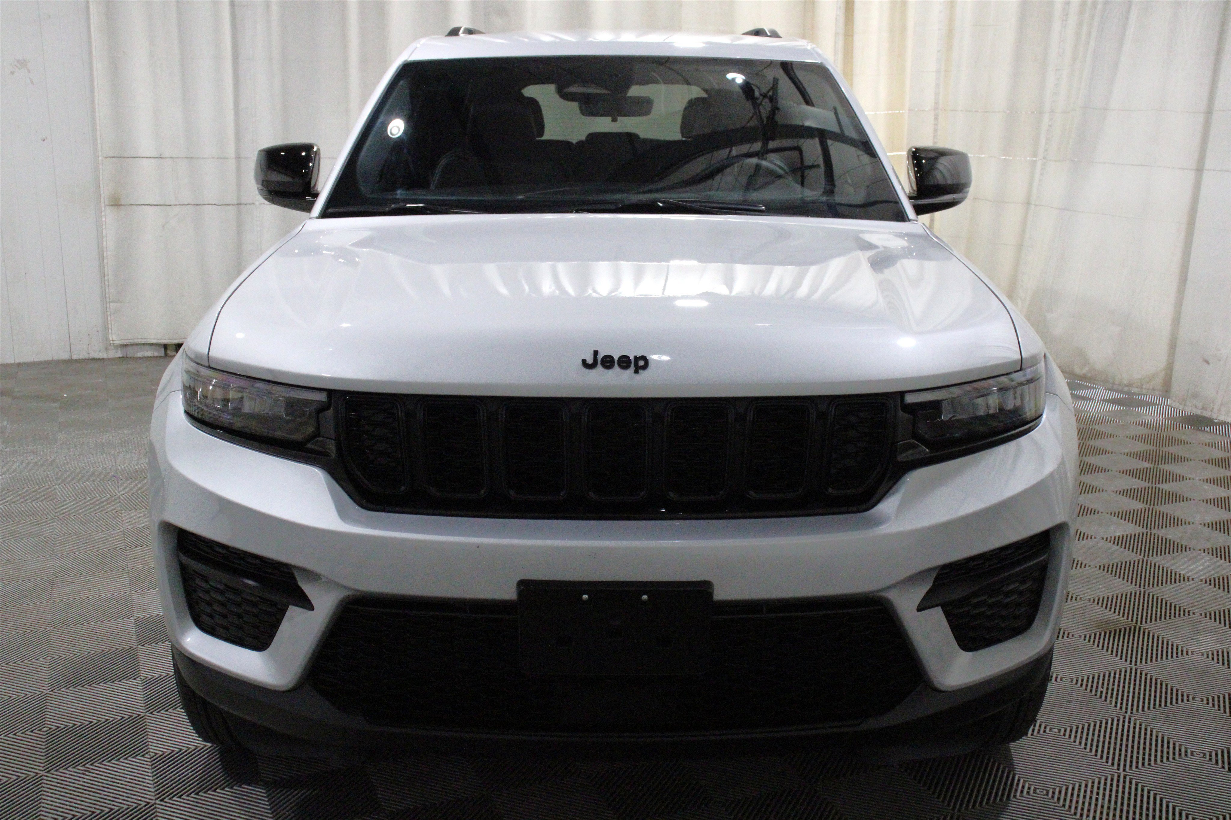 Used 2025 Silver Zynith Jeep Altitude image 31