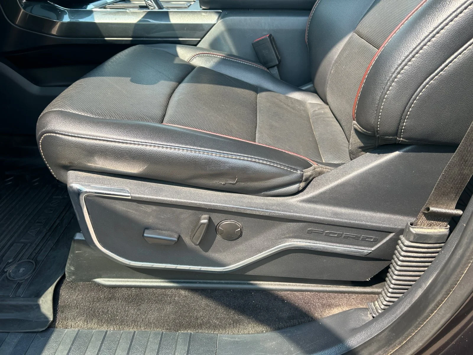 Used 2022 BLACK METAL Ford LARIAT SuperCrew image 15