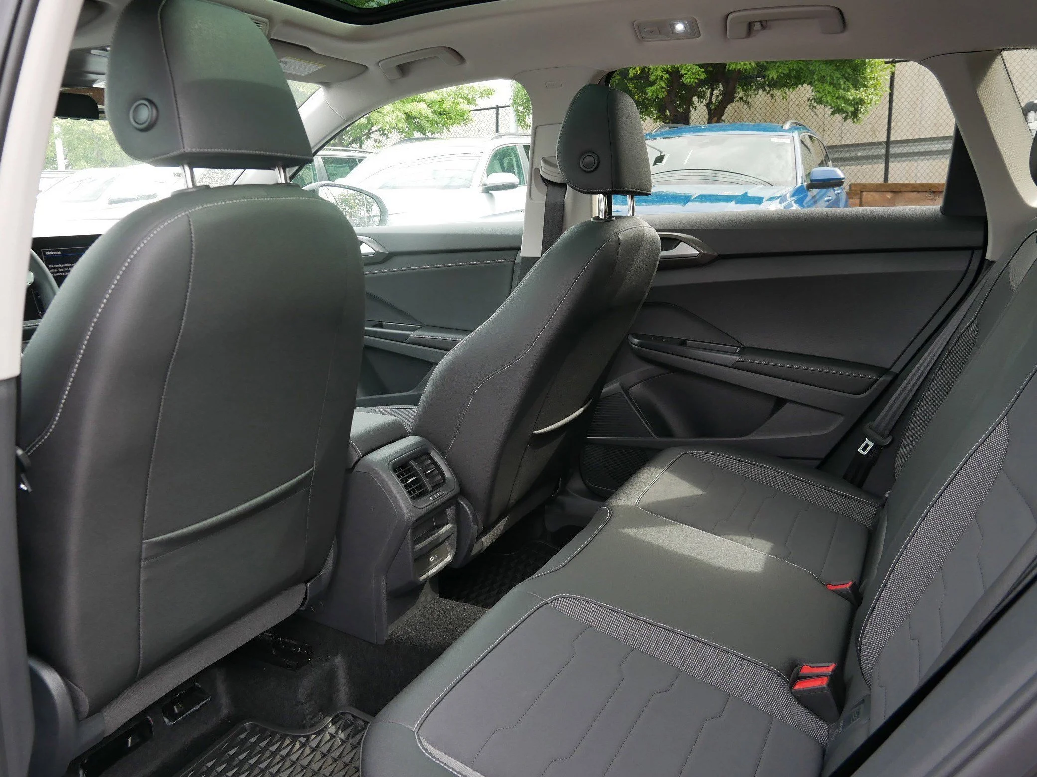 New 2026 Bright Moss Green Metallic/Deep Black Roof Volkswagen SE Black image 7