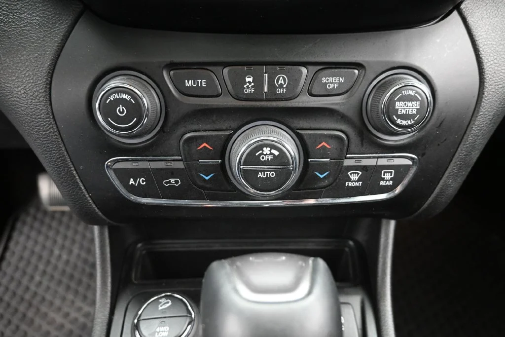 Used 2019 White Jeep Latitude Plus image 19