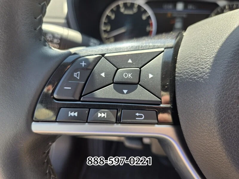 Used 2024 Scarlet NISSAN 2.5 SV image 29