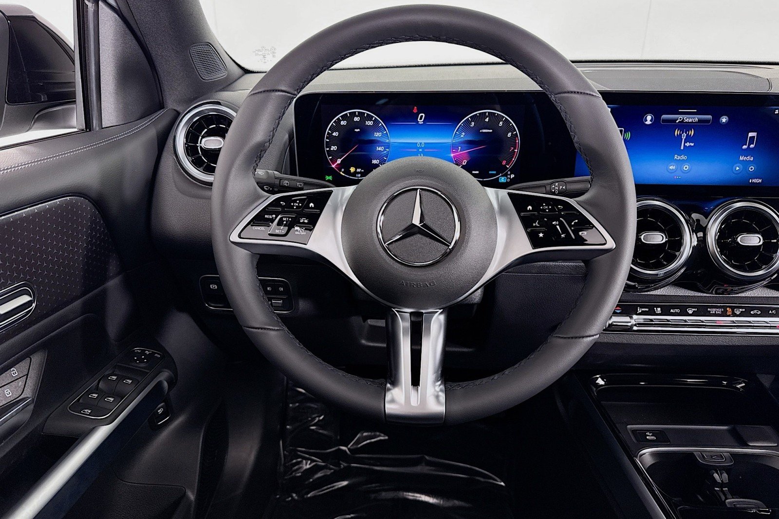 New 2026 Cirrus Silver Metallic Mercedes-Benz GLB 250 SUV image 4
