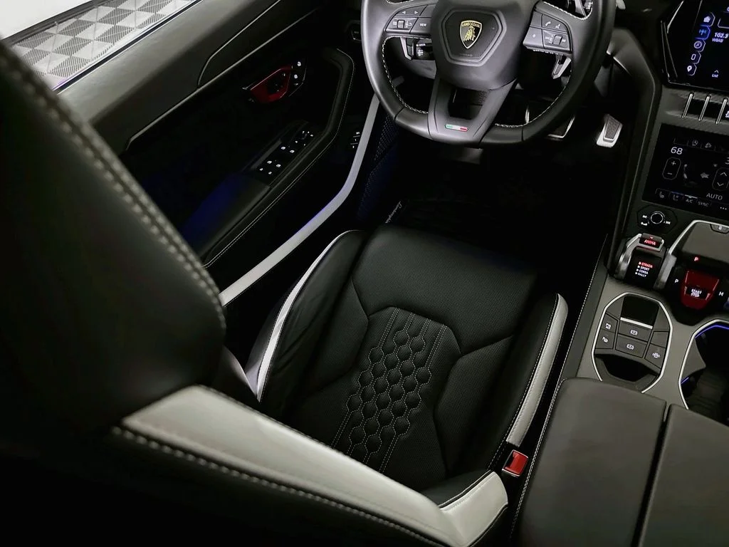 Used 2024 White Lamborghini Performante image 23