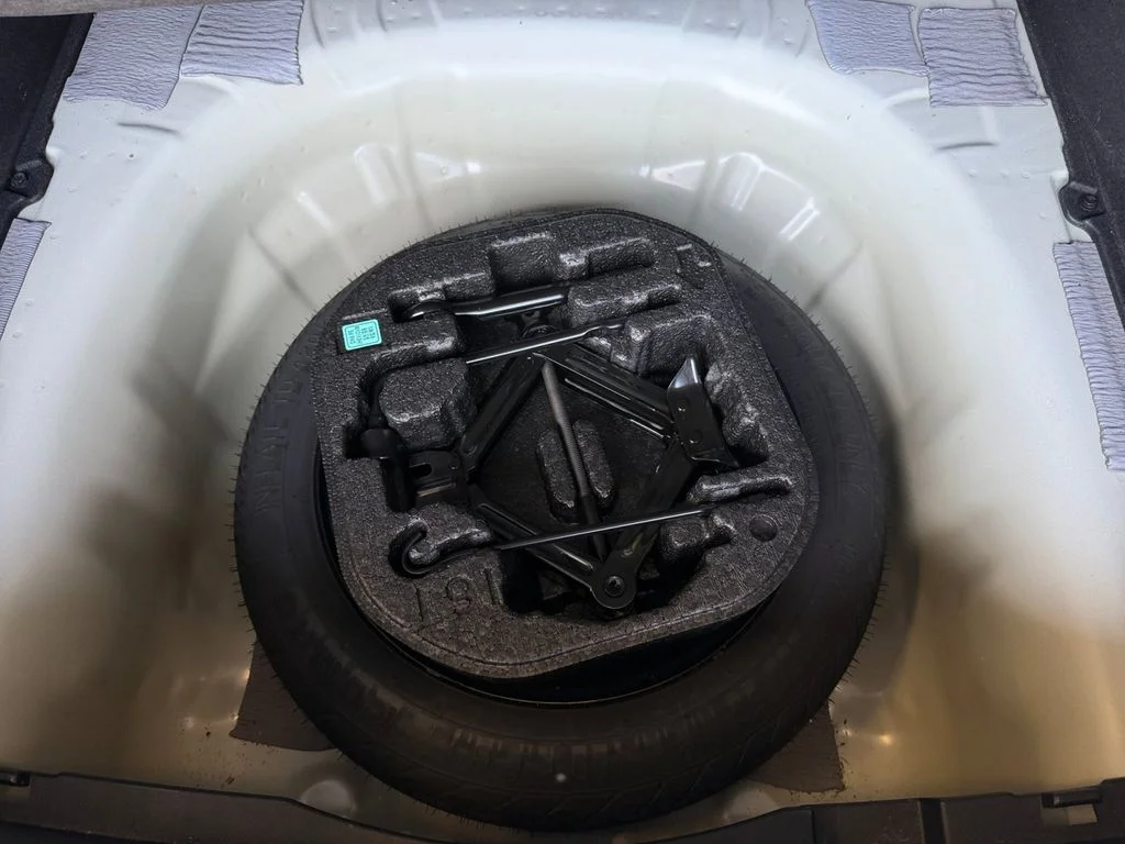Used 2025 White Hyundai SEL image 28