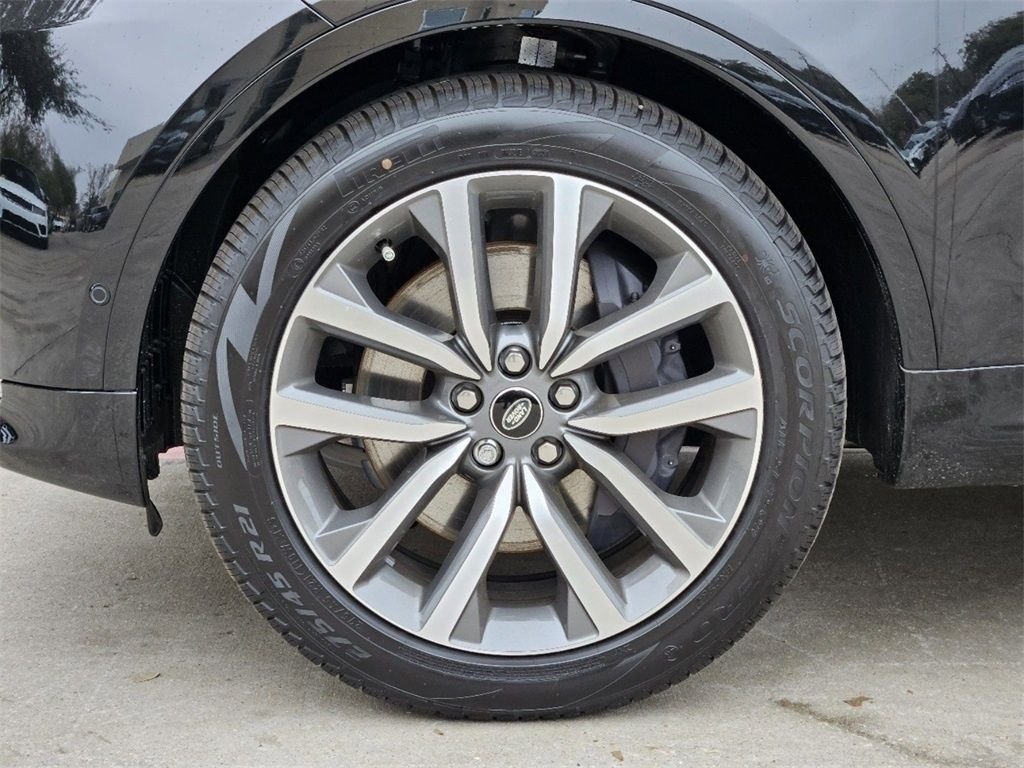 Used 2025 Santorini Black Metallic Land Rover Dynamic SE image 10