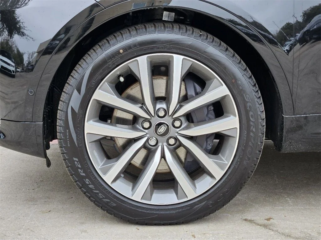 Used 2025 Black Land Rover Dynamic SE image 10