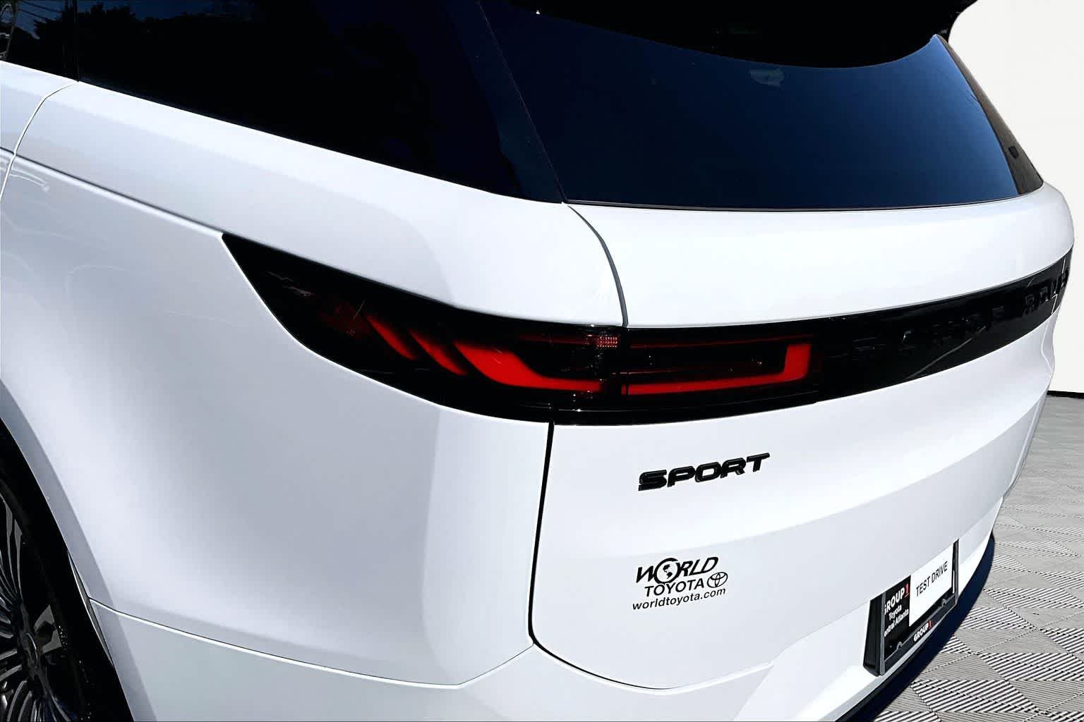 Used 2024 Fuji White Land Rover Dynamic SE image 29